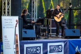 Grzegorz Turnau na fina 10. jubileuszowej edycji Festiwalu „Muzyka Zaklta w Drewnie”