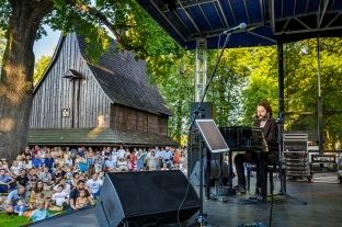 Grzegorz Turnau na fina 10. jubileuszowej edycji Festiwalu „Muzyka Zaklta w Drewnie”