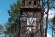 Der Glockenturm an der Katharinenkirche in Tenczynek