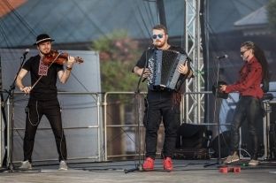 Plenerowy koncert na Rynku - Hrdza oraz tancerze Bardfa